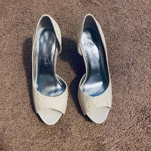 Leigh ton Lace Open Or Heels